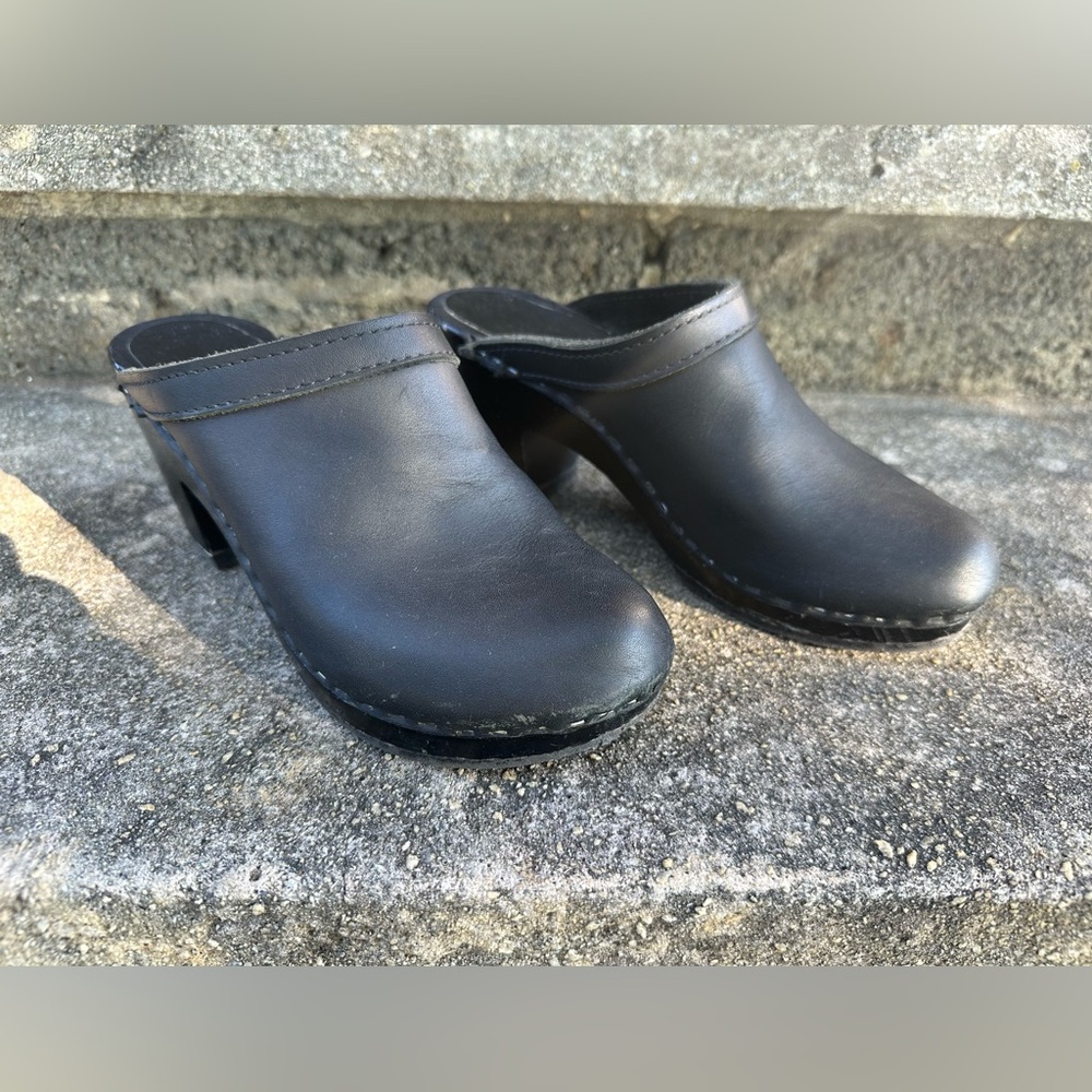 No. 6 Women's Black Old School High Heel Clogs